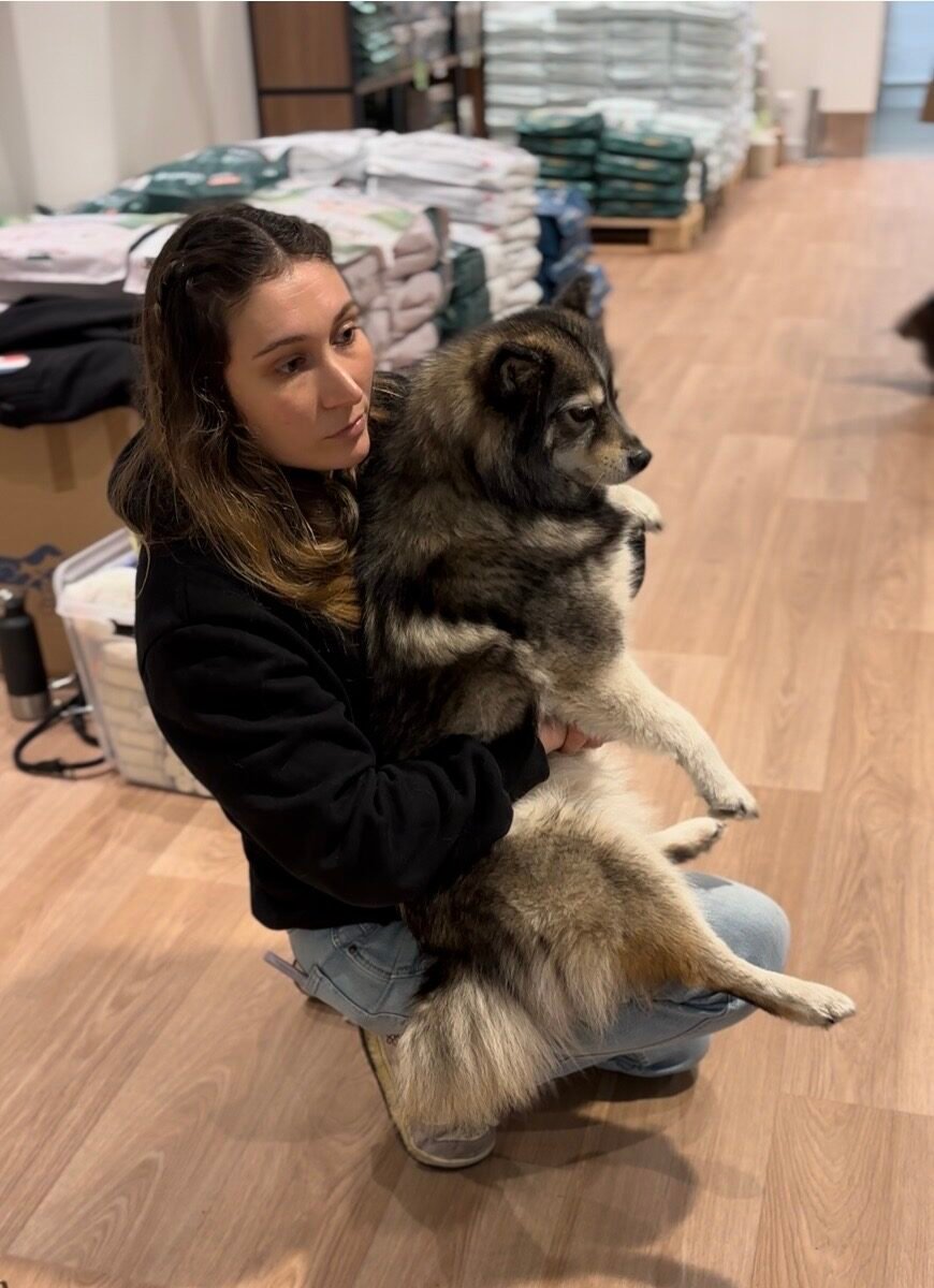 Lou-Éva Salignon, fondatrice de Dog Feel, avec sa chienne Reïka